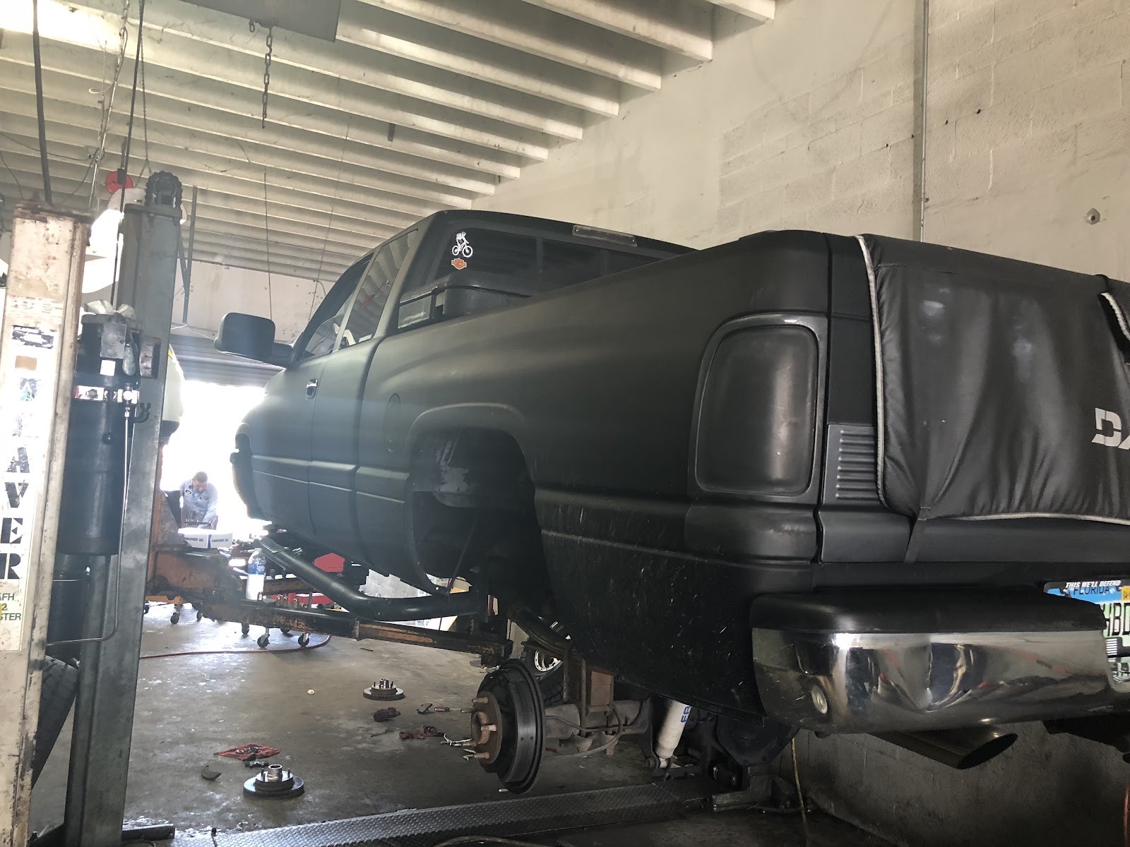 Roger Auto Repair service counter in Hialeah, FL